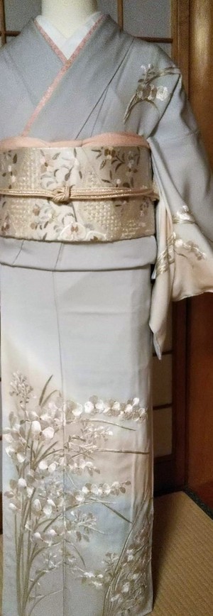 美しい胡蝶蘭の刺繍の着物と汕頭（スワトウ）帯